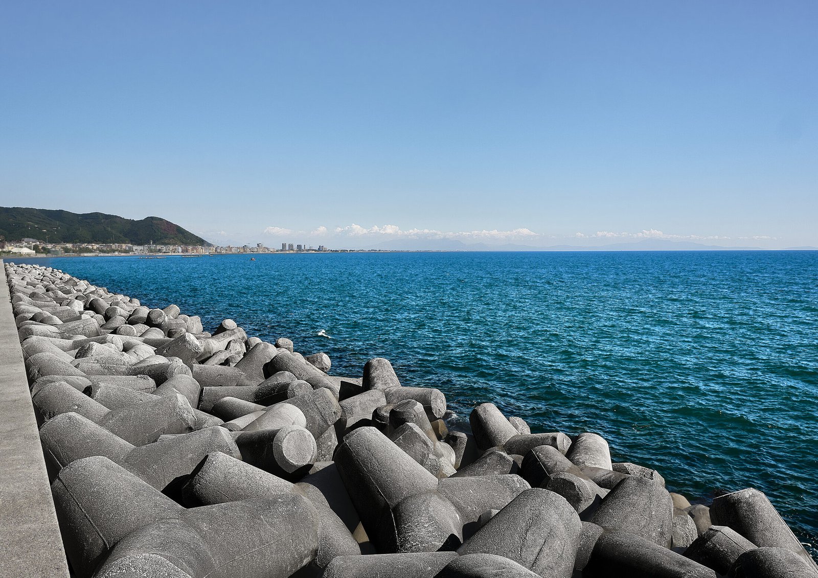 Concrete Horizons — breakwater tetrapods, Salerno